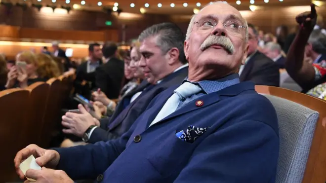 В Ельцин-центре ежедневно сотни детей получают «этот яд», заявил Михалков