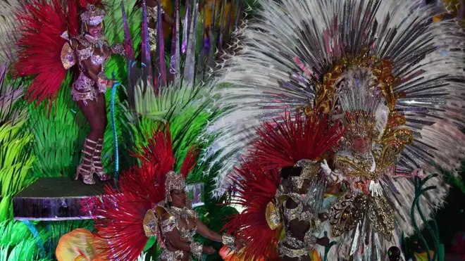 Церемонии открытия и закрытия Игр в Рио были весьма малобюджетными, но очень праздничными и красочными