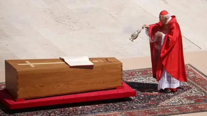 Cardinal Giovanni Battista Re, lasiko ti isin n lọ, fi omi mimọ ya posi Pope si mimọ. 