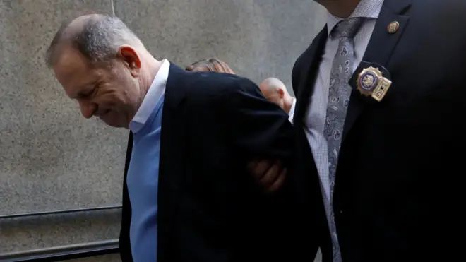 В зал суда Вайнштейна доставили в наручниках