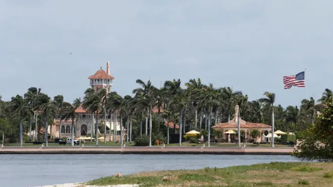 舉行習特會的馬阿拉歌莊園掛上了美國國旗。相比於莊園的休閒氛圍，兩位領導人討論的話題卻不輕鬆。