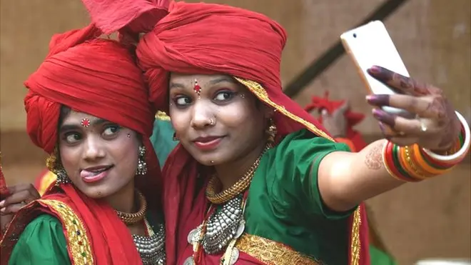 సెల్ఫీ తీసుకుంటున్న బాలికలు