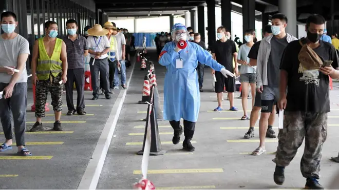 海南三亞國際體育產業園核酸採樣點民眾排隊等待接受新冠病毒檢測(新華社圖片7/8/2022)