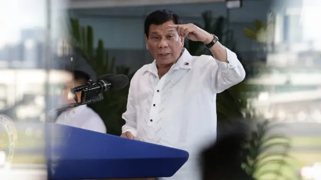 Walau kerap mengeluarkan komentar kontroversial, Presiden Duterte tetap populer di kalangan sebagian warga Filipina.