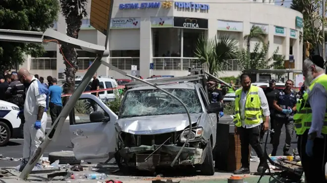 آثار السيارة التي ضربت مارة في أحد شوارع تل أبيب