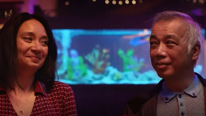 在此次推廣活動中，其中一則廣告表現了一對情侶在同幾位健談的朋友共進晚餐時，二人使用WhatsApp交流。