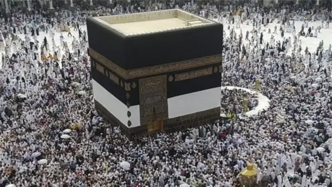 دنیا بھر سے ہر سال لاکھوں افراد حج کے فرض کی ادائیگی کے لیے مکہ کا سفر کرتے ہیں