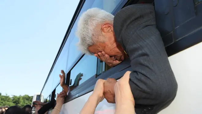 2차 상봉 마지막 날인 26일 금강산호텔에서 작별 상봉을 마친 뒤 버스에 오른 이산가족이 버스 창문 너머로 작별인사를 하고 있다