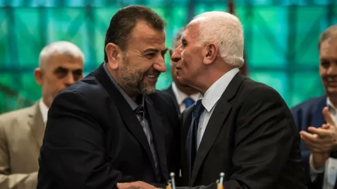 12 Ekim'de Kahire'de varılan anlaşmayı Hamas Siyasi Büro Başkan Yardımcısı Salih Aruri(solda) ve El Fetih'in Merkez Komite Üyesi Azam el-Ahmed imzaladı.