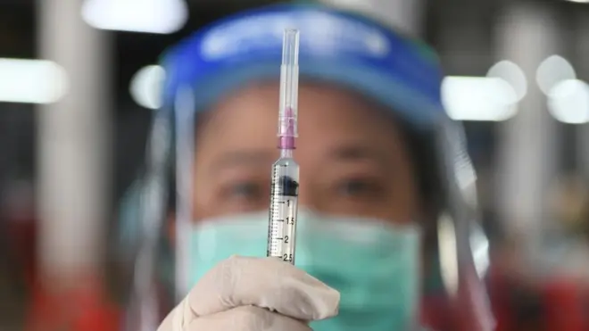 พยาบาลถือเข็มฉีดยา