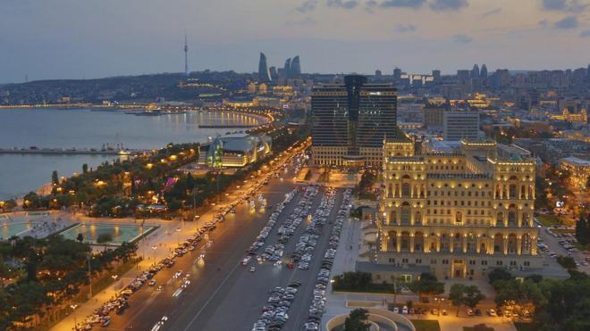 здание парламента в Баку и вид на набережную