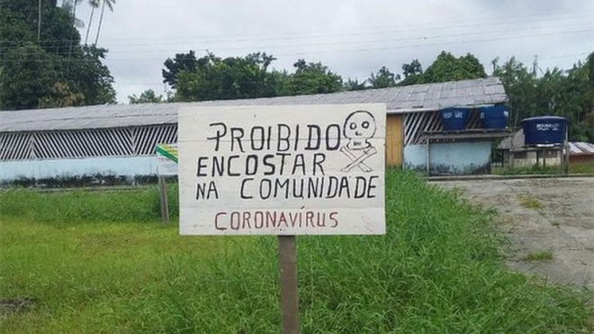 Placa diz: 'Proibido encostar na comunidade'