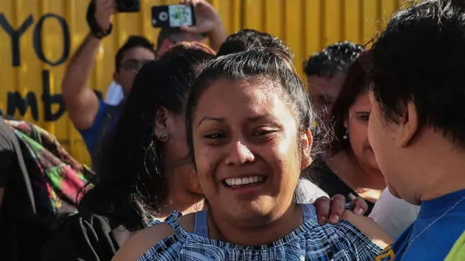 Evelyn Hernández salió este viernes de la cárcel en la que permanecía desde hace casi tres años tras parir a un bebé muerto. En abril deberá enfrentar un nuevo juicio.