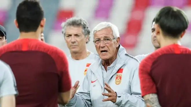 مارسیلو لِپی (مرکز میں) نے مبینہ طور پر چینی ٹیم کا دوبارہ کوچ بننے کے لیے یہ شرط رکھی تھی کہ غیر ملکی کھلاڑیوں کو چینی شہریت دی جائے