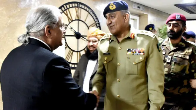 پاکستان کی برّی فوج کے سربراہ جنرل قمر جاوید باجوہ نے کہا کہ فوج آئین کے دائرے میں رہتے ہوئے اپنا کردار ادا کرے گی اور حکومت فوج کو جو بھی حکم دے گی اس پر من و عن عمل ہوگا