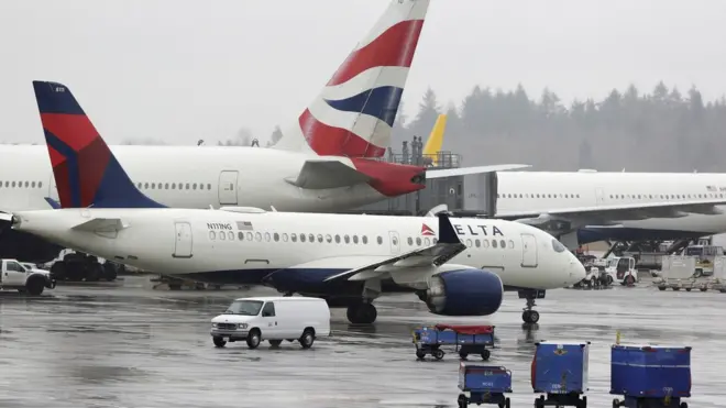 美國運營往返中國航班的三家航空公司聯合航空（United Airlines）, 達美航空（Delta Air Lines）以及美國航空（American Airlines）前往中國的航班目前已經暫停。