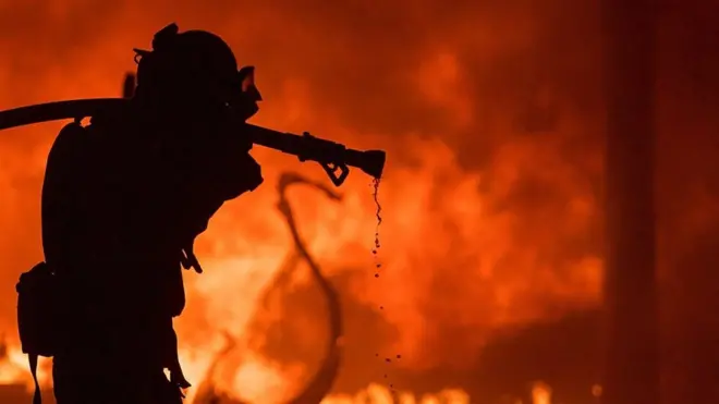 Silueta de un bombero en California