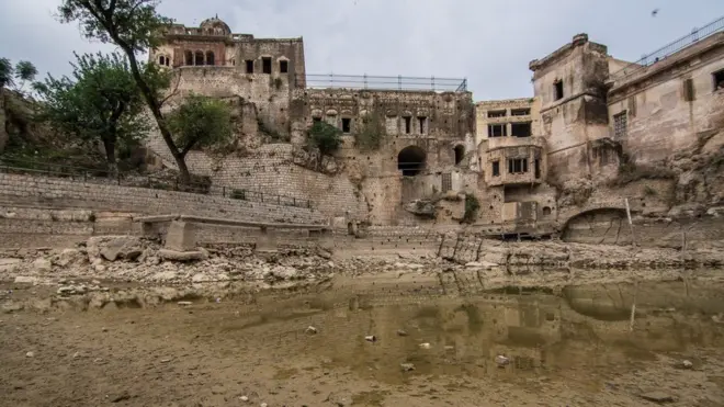 چیف جسٹس کا کہنا تھا کہ کٹاس راج کے مندر کے تالاب میں پانی نہیں ہے جس کی وجہ سے شدید مشکلات درپیش ہیں۔