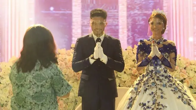 Pasangan pengantin yang mengenakan alat pelindung wajah (face shield) memberikan salam tanpa berjabat tangan dengan tamu saat menjalani simulasi resepsi pernikahan era normal baru di Pontianak, Kalimantan Barat, 14 Juli lalu.