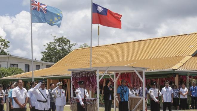 吐瓦鲁（图瓦卢）总理依该国传统在草棚欢迎蔡英文。