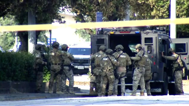 نیروهای امنیتی در محل تیراندازی روز چهارشنبه در سن خوزه