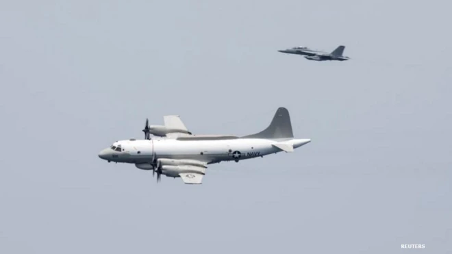 (แฟ้มภาพ) เครื่องบินลาดตระเวน EP-3E ของกองทัพเรือสหรัฐฯ และเครื่องบินรบอีกลำหนึ่ง บินผ่านเหนือเรือบรรทุกเครื่องบิน ยูเอสเอส แฮร์รี เอส ทรูแมน ในอ่าวอาหรับเมื่อเดือนเม.ย.ของปีที่แล้ว