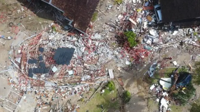 Foto aerial kerusakan akibat Tsunami di kawasan Carita, Banten, Senin (24/12/2018).