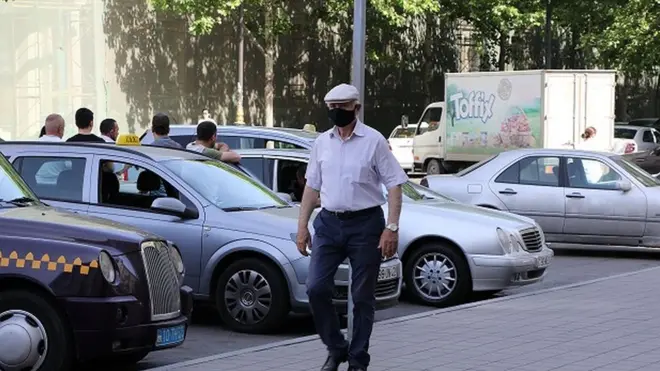 Üzü maskalı kişi