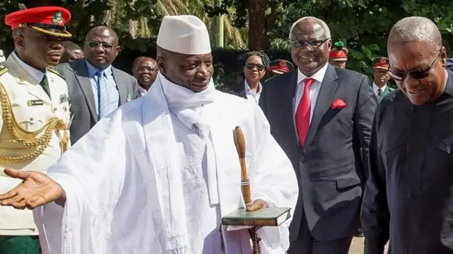 Yahya ayaa inta badan sawirrada ka muuqda isaga oo gacanta ku haysta kitaab Quraan ah