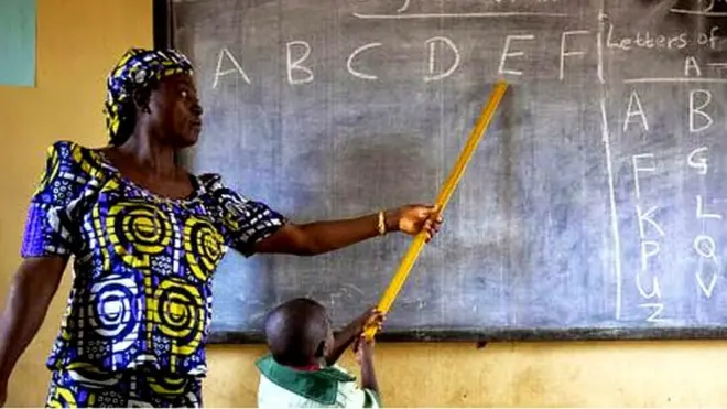 Olukọ kan n kọ awọn akẹkọ ni kilaasi