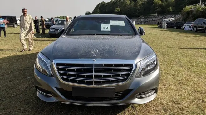 Setengah dari 100 mobil yang diklaim sebagai "mobil mewah" dilelang, namun Mercedes Maybach S-600 tidak terjual.