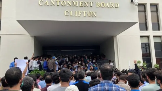 31 اگست کو کراچی میں رہائشیوں کی جانب سے کلفٹن بورڈ کے باہر مظاہرہ کیا گیا تھا