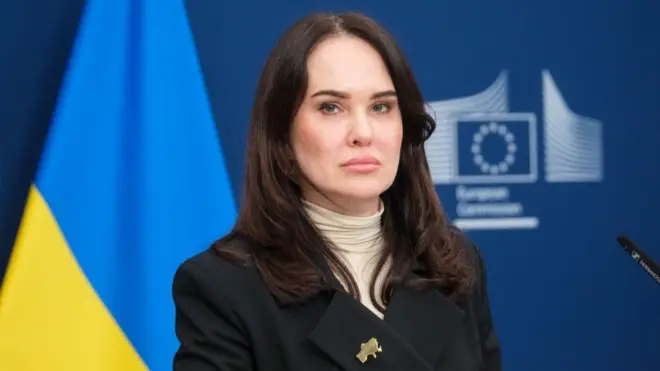 Ирина Мудрая на фоне украинского флага