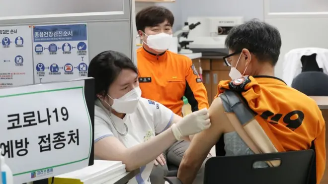 대전의 한 병원에서 소방관이 코로나19 백신 접종을 받고 있다