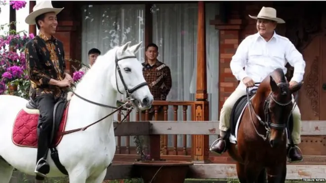 Presiden Joko Widodo menemui Prabowo Subianto di kediamannya di wilayah Bojong Koneng, Jawa Barat.