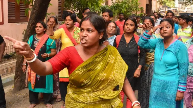 Hindistan'da kadınlar tecavüzcülerin yargılanması için sık sık sokağa çıkıyor