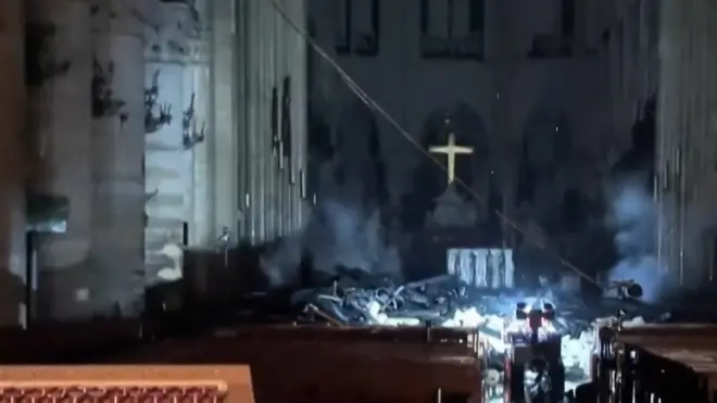 Así quedó la catedral de Notre Dame después del devastador incendio del lunes.