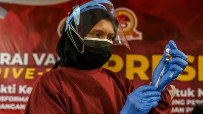 Tenaga kesehatan bersiap menyuntikkan vaksin COVID-19 kepada warga secara drive thru di Polres Metro Jakarta Selatan, Jakarta, Selasa (29/06).