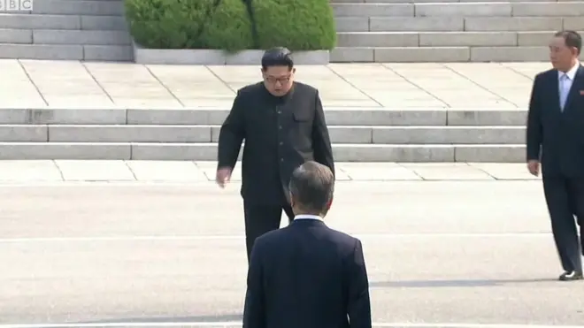 Khoảnh khắc Kim Jong-un bước chân qua biên giới Nam Hàn