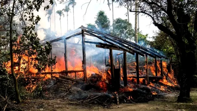 El gobierno niega estar detrás de los incendios en aldeas de la minoría rohingya.