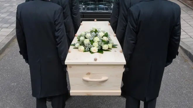 Pallbearers carry coffin (file)