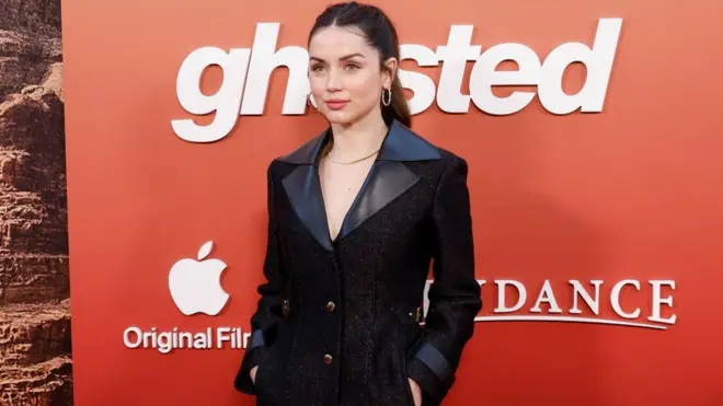 آنا دي أرماس بطلة فيلم غوستد بدأت الفيلم بقيادة السيارة ثلاث دقائق في مشهد غريب