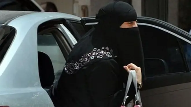 لجين الهذلول (یہ ان کی تصویر نہیں) خواتین کے گاڑی چلانے پر پابندی کے خلاف آواز اٹھاتی رہی ہیں۔