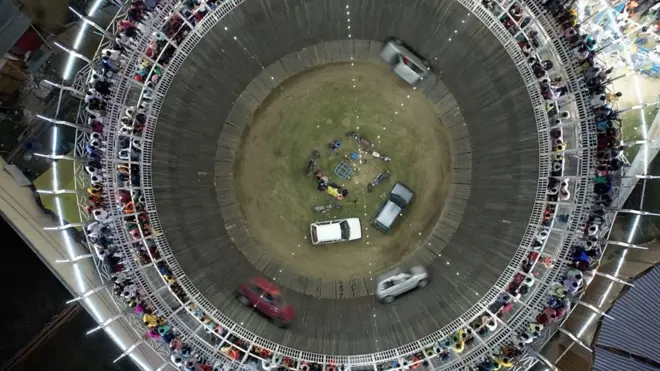 جرأة ركاب "بئر الموت" الهندية