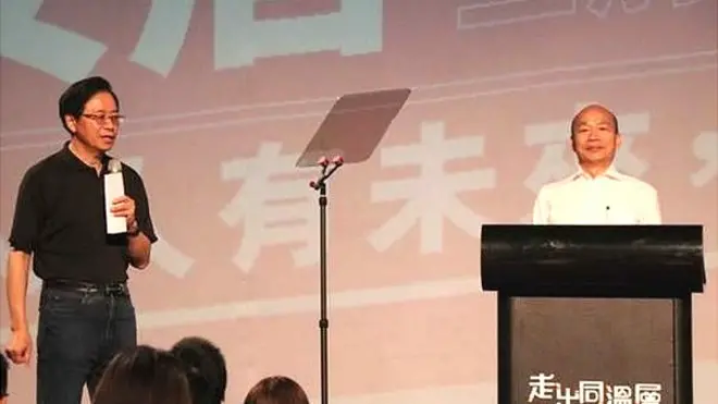 出身科技界菁英的张善政，与海派性格的韩国瑜个性截然不同，两人先前已多次联袂现身各大小论坛