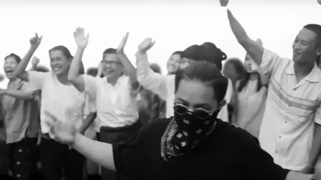 ฉากจากวิดีโอประกอบเพลง "ประเทศกูมี"