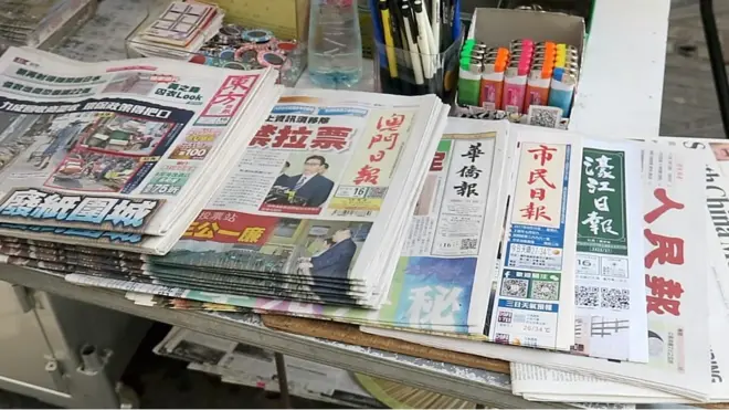 澳门某报摊上的当地报章（BBC中文网图片16/9/2017）