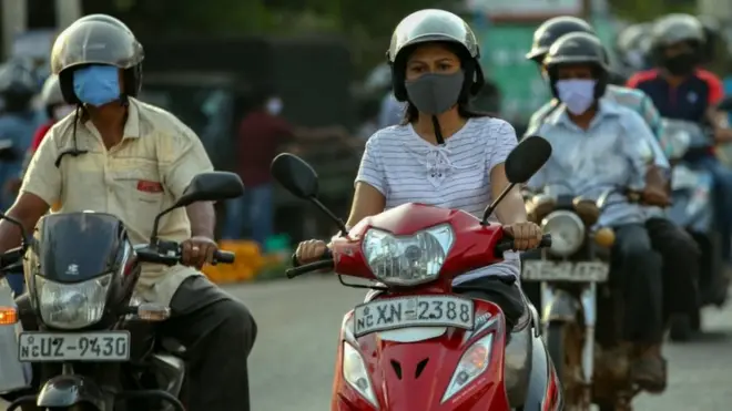 කොරෝනාවෛරසය පැතිර යාමත් සමග ශ්‍රී ලංකාව තුළත් මහමගදී මුඛ ආවරණ පැළඳීමේ නැඹුරුවක් දැකිය හැක