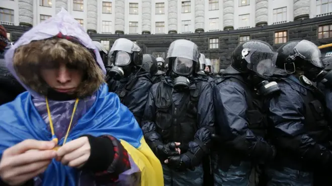 Противостояние между активистами "Евромайдана" и бойцами спецподразделения "Беркут" началось в первые дни протестной акции и достигло апогея в ночь на 30 ноября 2013 года