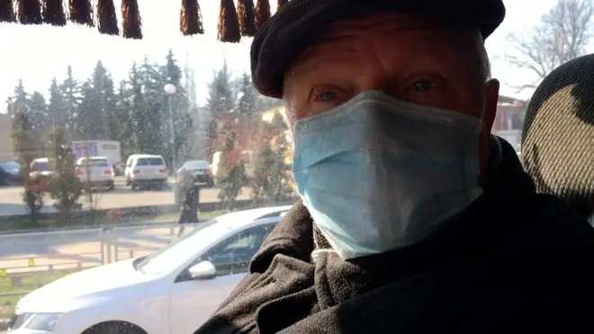 Автобуси та "маршрутки" у Києві ніколи не вважалися комфортним способом пересування. Але після оголошення карантину для пасажирів розпочалося справжнє випробування.